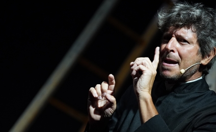 M’accompagno da me: Il one man show di Michele La Ginestra conquista il pubblico del Teatro Golden di Roma